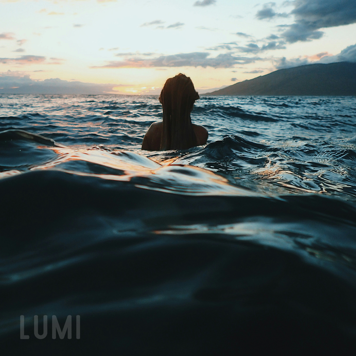 Perché nuotare in acqua fredda ti fa sentire bene? – LUMI Therapy - 