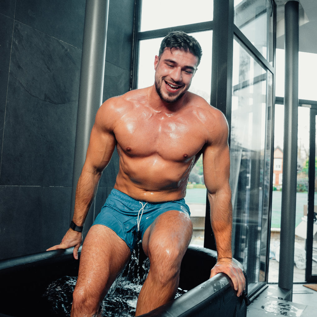 Tommy Fury using the LUMI Pro ice bath