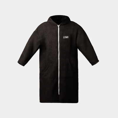 PRO DUO Changing Robe in black, featuring full-length design with silver zipper, hood, and front pockets. Premium LUMI waterproof robe with fleece lining, showcasing minimalist Nordic style and practical comfort for outdoor activities.