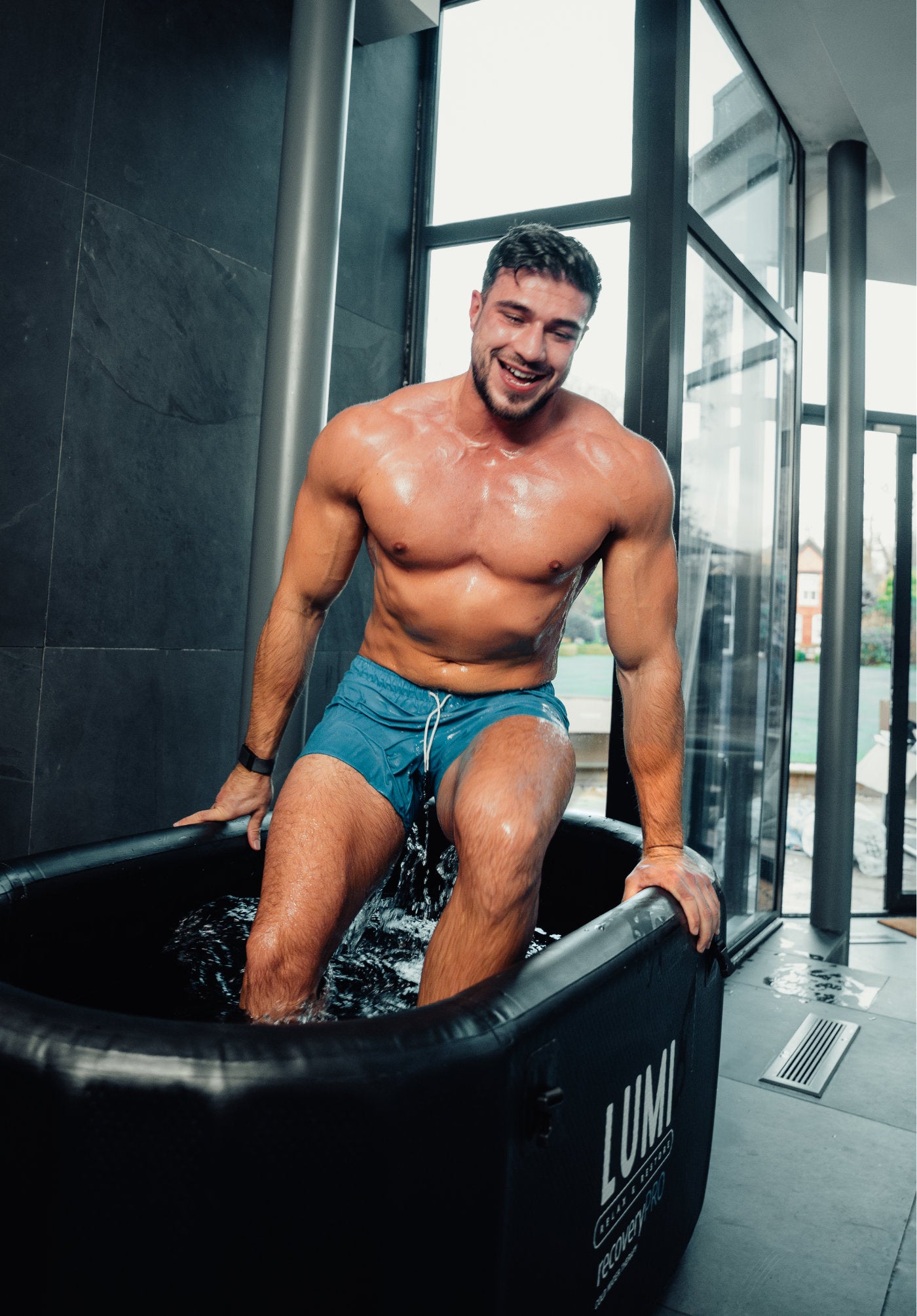 Boxer Tommy Fury in the LUMI PRO ice bath